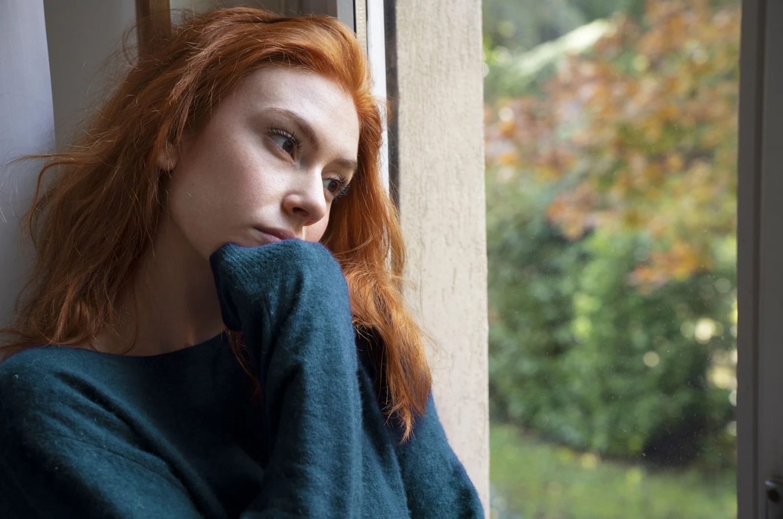 Frau beobachtete durch das Fenster
