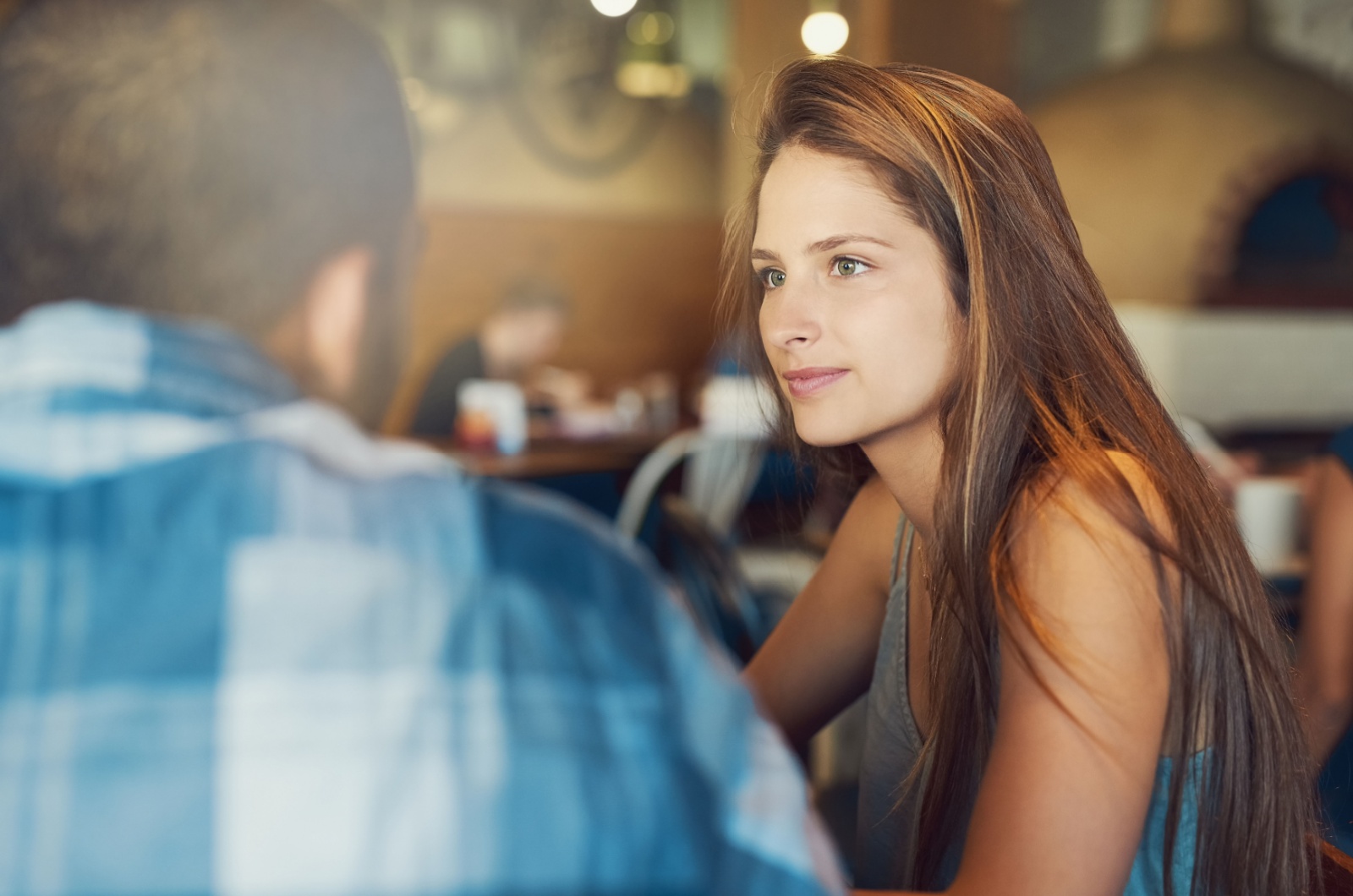 Frau unterhaelt sich mit Mann in der Bar