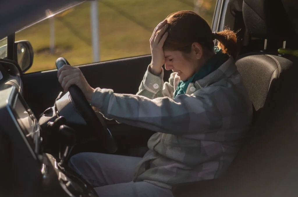 Frau weint im Auto