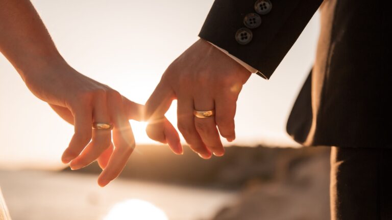 hochzeitspaar und ihre eheringe