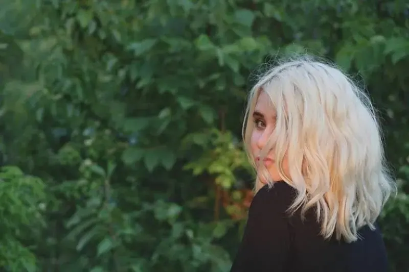 Frau mit blonden Haaren posiert