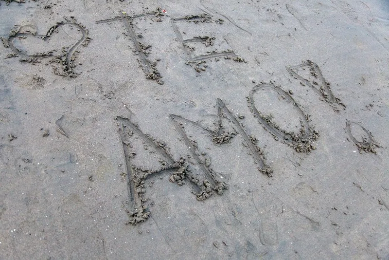 Ich liebe dich in lateinischer Sprache auf den Sand geschrieben