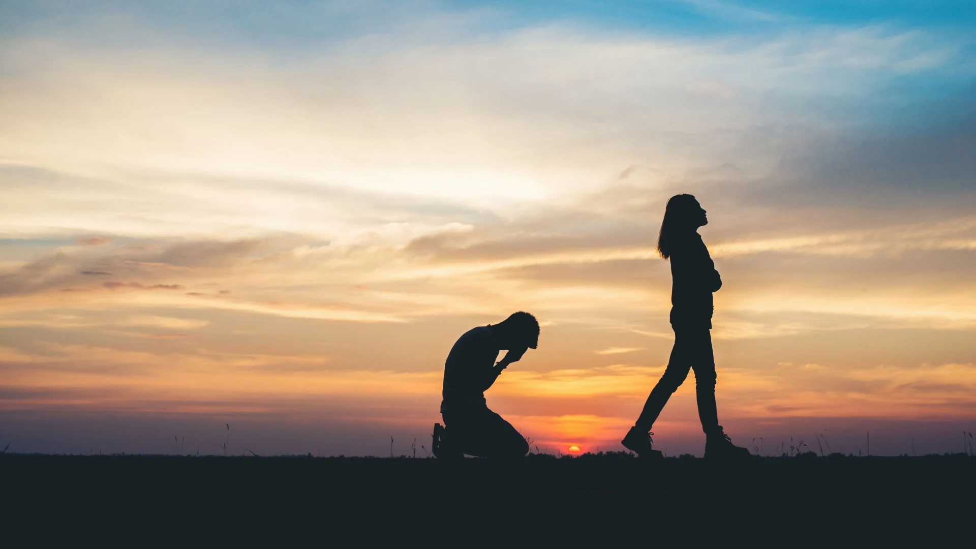 Silhouette einer Frau, die einen Mann verlaesst