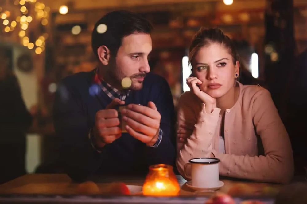 In einem Café hinter der Bar sitzt nach einem Streit ein Liebespaar