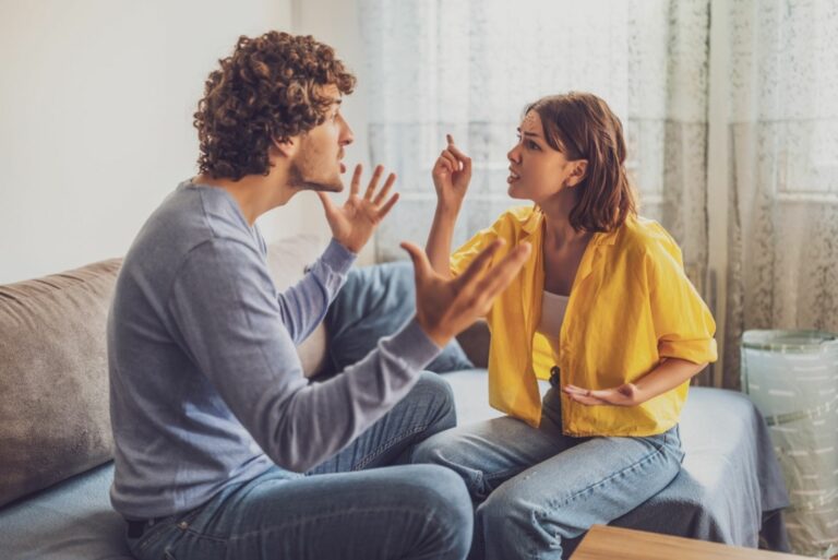 Mann streitet mit Frau auf der Couch