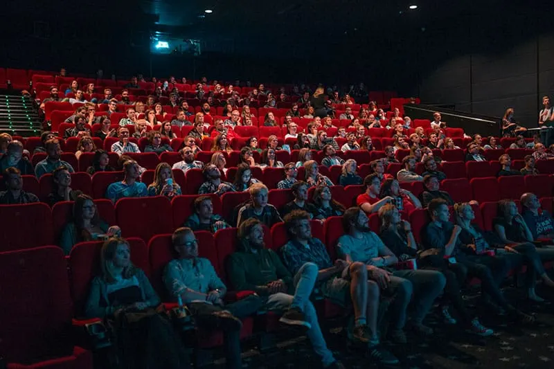 Leute im Kino schauen sich einen Film an