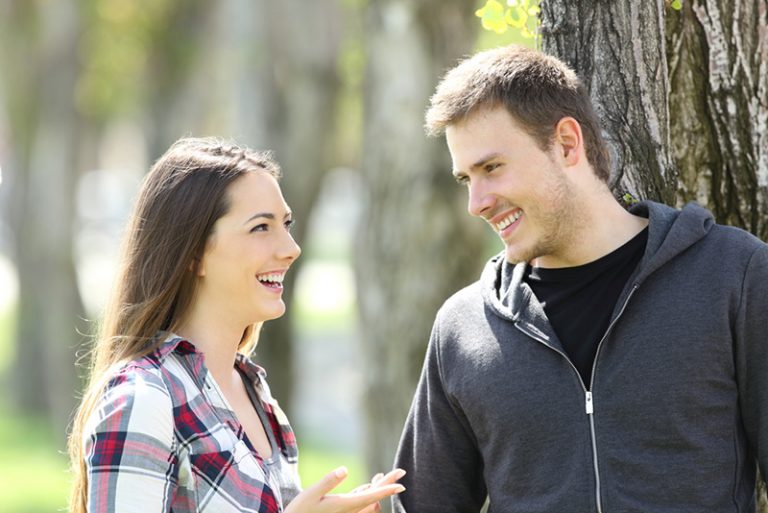 Ein lächelnder Mann und eine Frau unterhalten sich