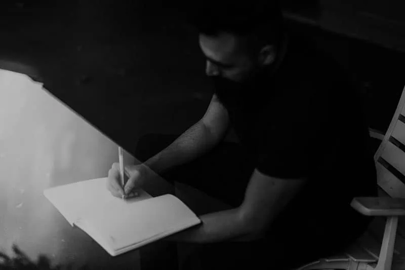 Mann schreibt ein Gedicht im Dunkeln