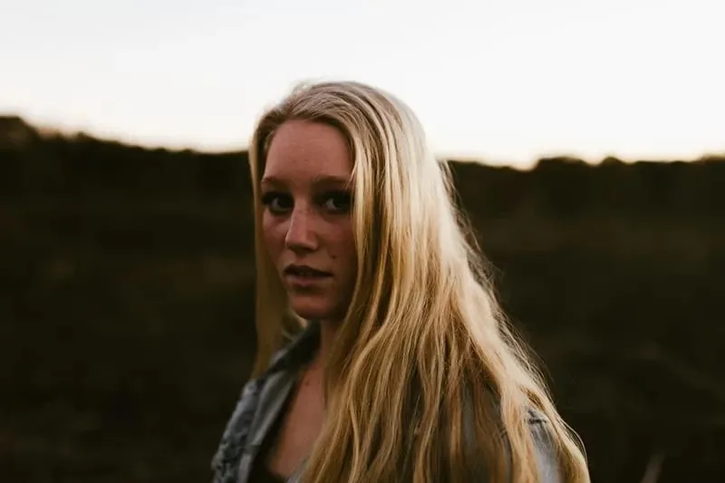 blonde Frau posiert