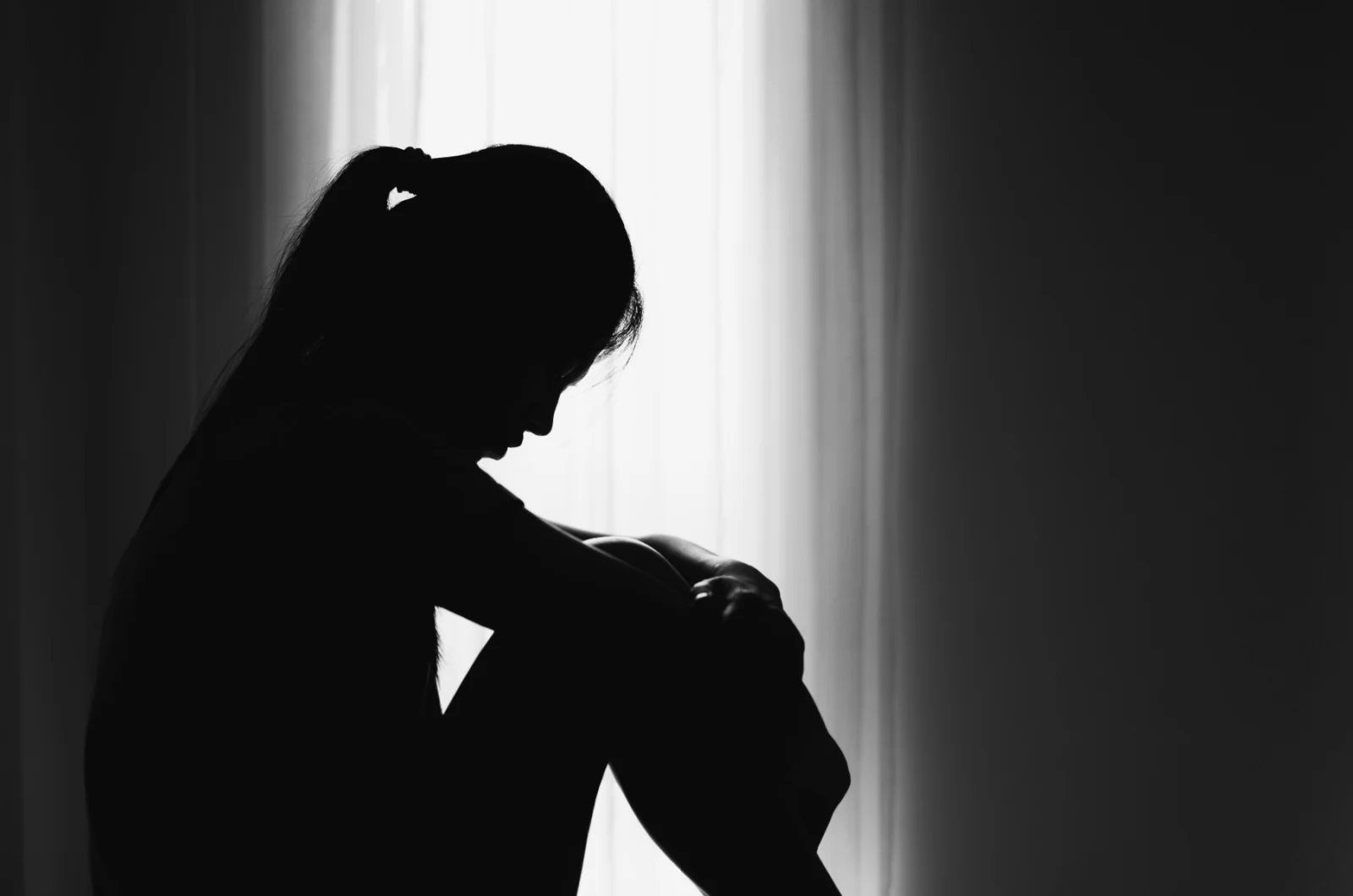 Silhouette einer weinenden Frau