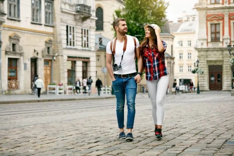 Paar geht als Tourist in einer Stadt spazieren