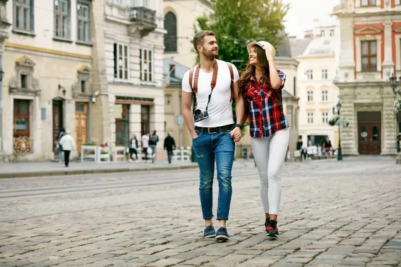 Paar geht als Tourist in einer Stadt spazieren