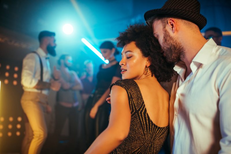 Auf einer Party tanzt ein junges Paar provokativ