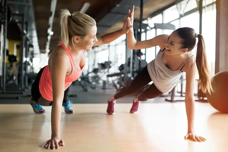 Zwei Frauen trainieren im Fitnessstudio