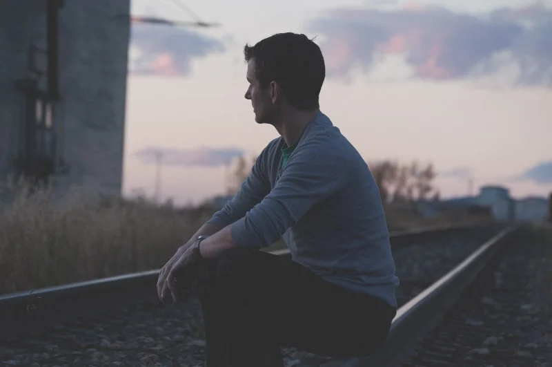 ein Mann sitzt auf der Eisenbahn(1)