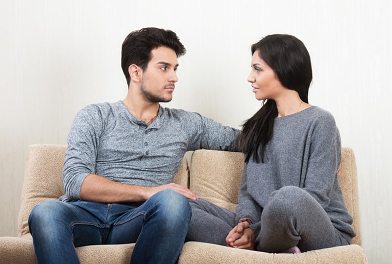 Ein Paar spricht über ihre Beziehung, während es auf dem Sofa sitzt