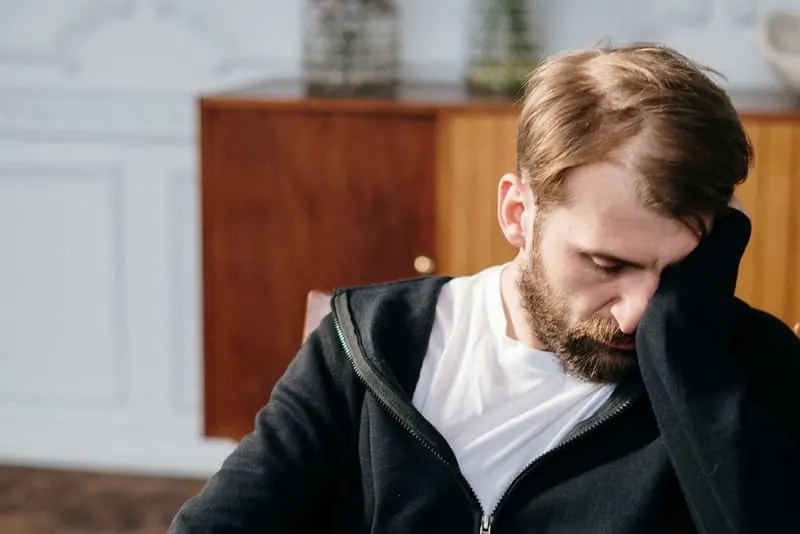 ein Porträt eines depressiven Mannes mit Bart