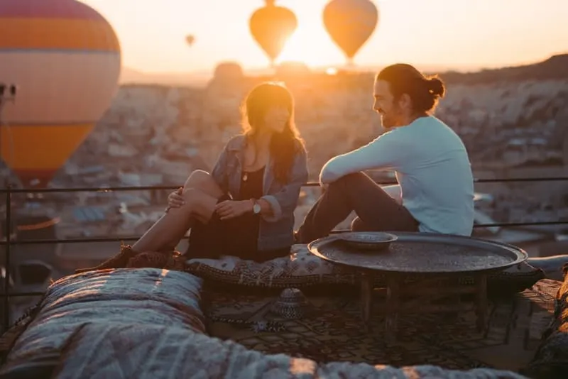 ein liebendes Paar in einem Treffen auf einer Terrasse bei Sonnenuntergang