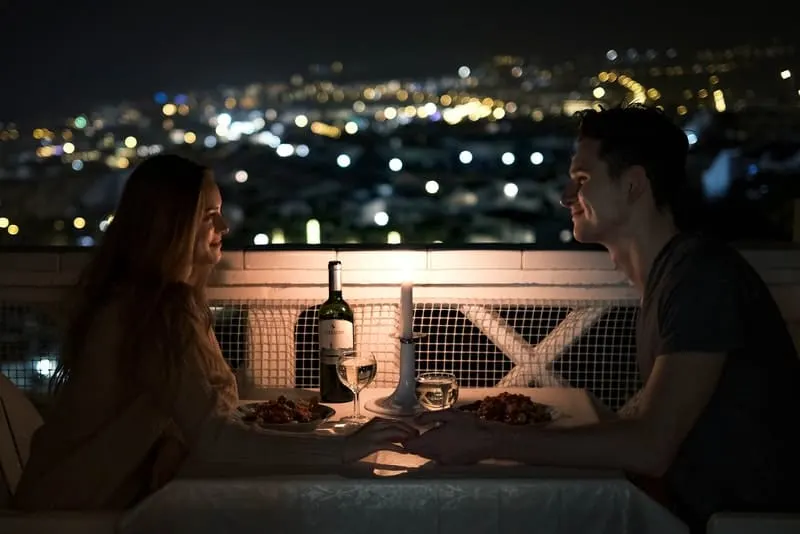 ein romantisches Abendessen eines liebenden Paares