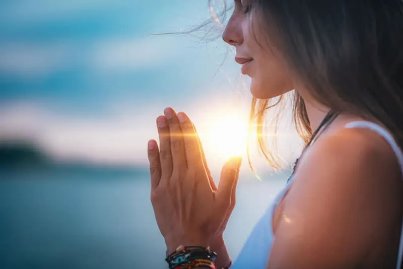 junge Frau, die im Freien betet