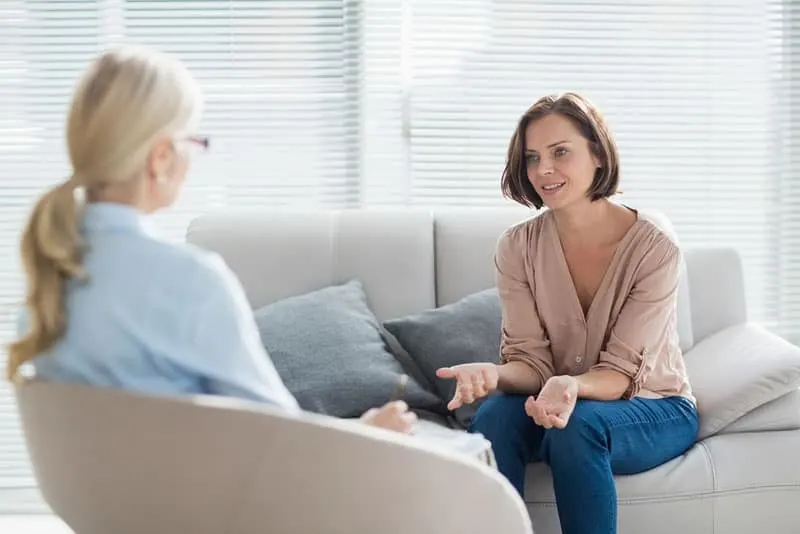junge Frau im Gespräch mit Therapeutin