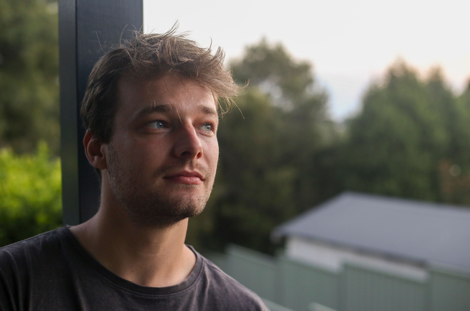 mann nachdenklich schaut in das weite