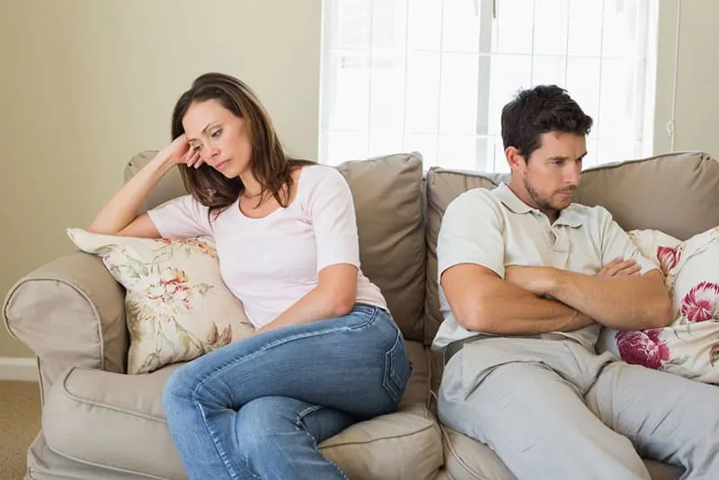unglückliches Paar redet nicht und sitzt auf der Couch