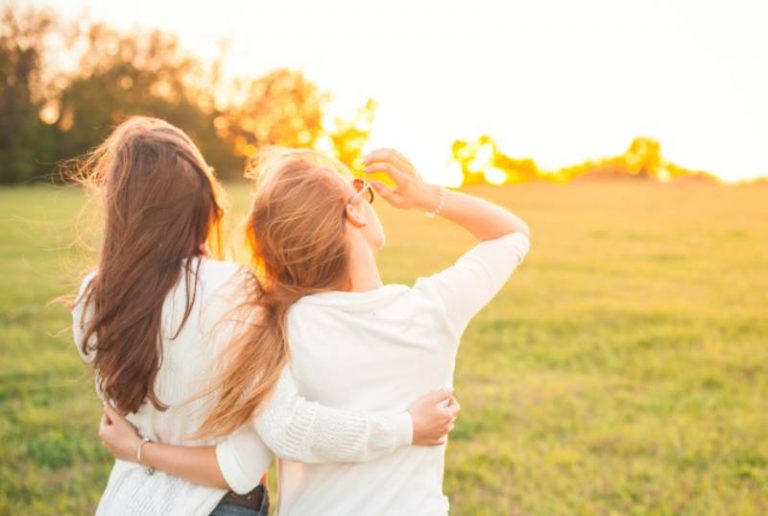 145+ BesteFreundinSprüche für die Schwester von anderen Eltern