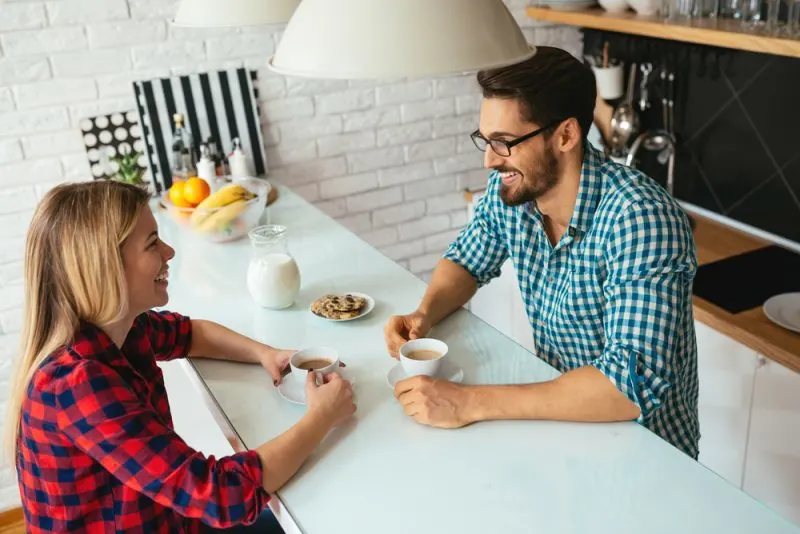 Ein Mann und eine Frau sitzen an einem Tisch und trinken Kaffee