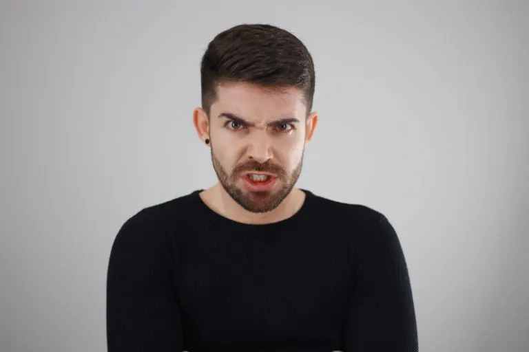 ein Mann mit einem wuetenden Gesichtsausdruck