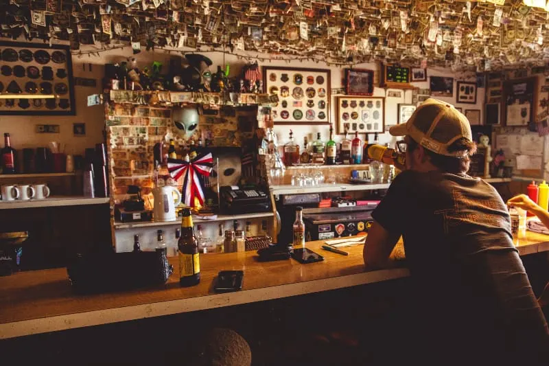 Ein Mann sitzt an einer Bar und trinkt