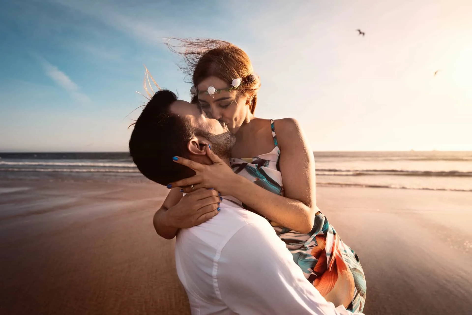 Ein Mann und eine Frau küssen sich am Strand