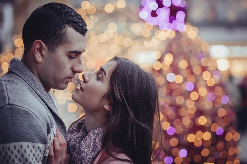 Ein Mann und eine Frau sehen sich an, um sich zu küssen