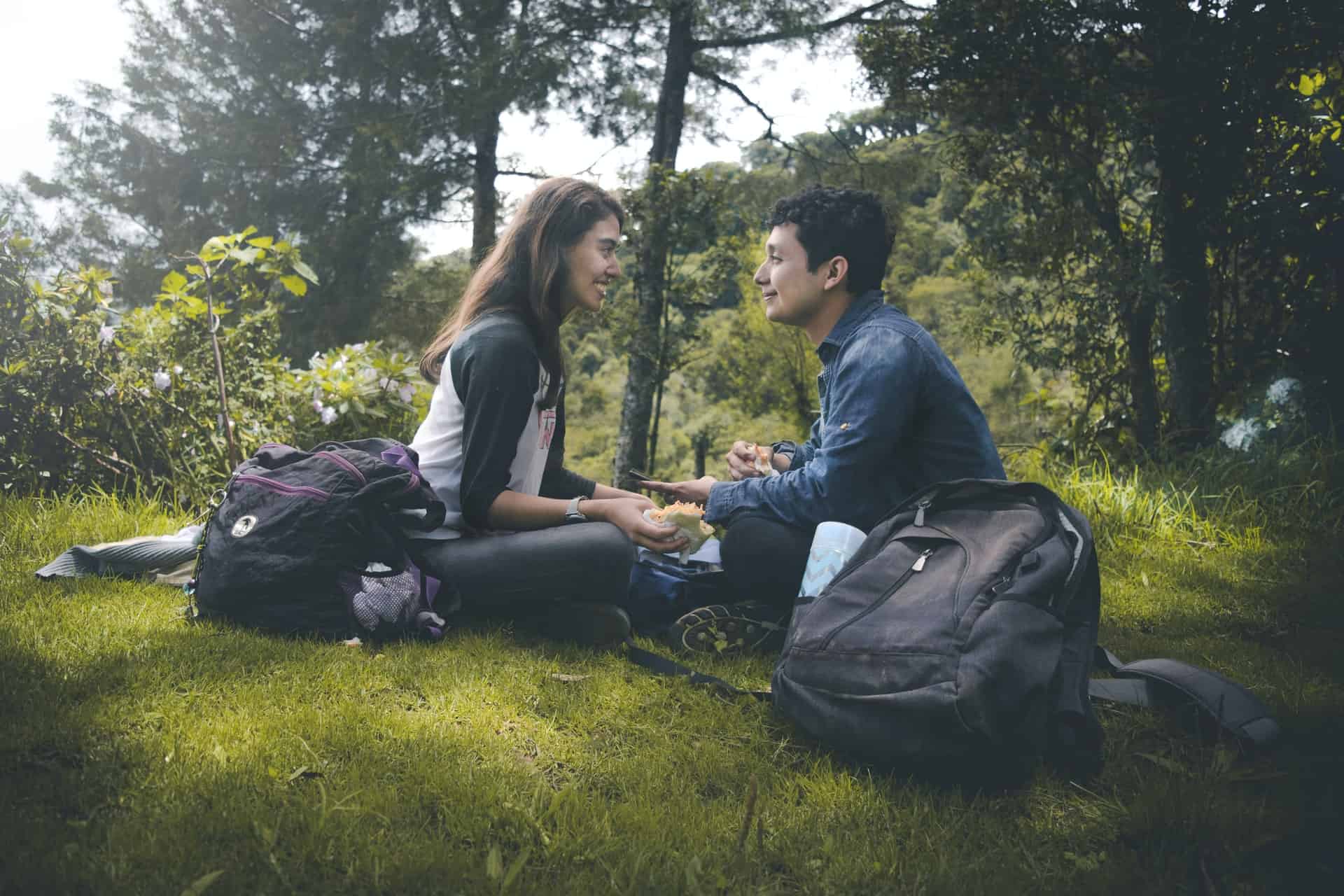 Ein Mann und eine Frau sitzen im Gras