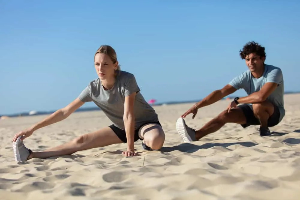 Ein Mann und eine Frau trainieren am Strand
