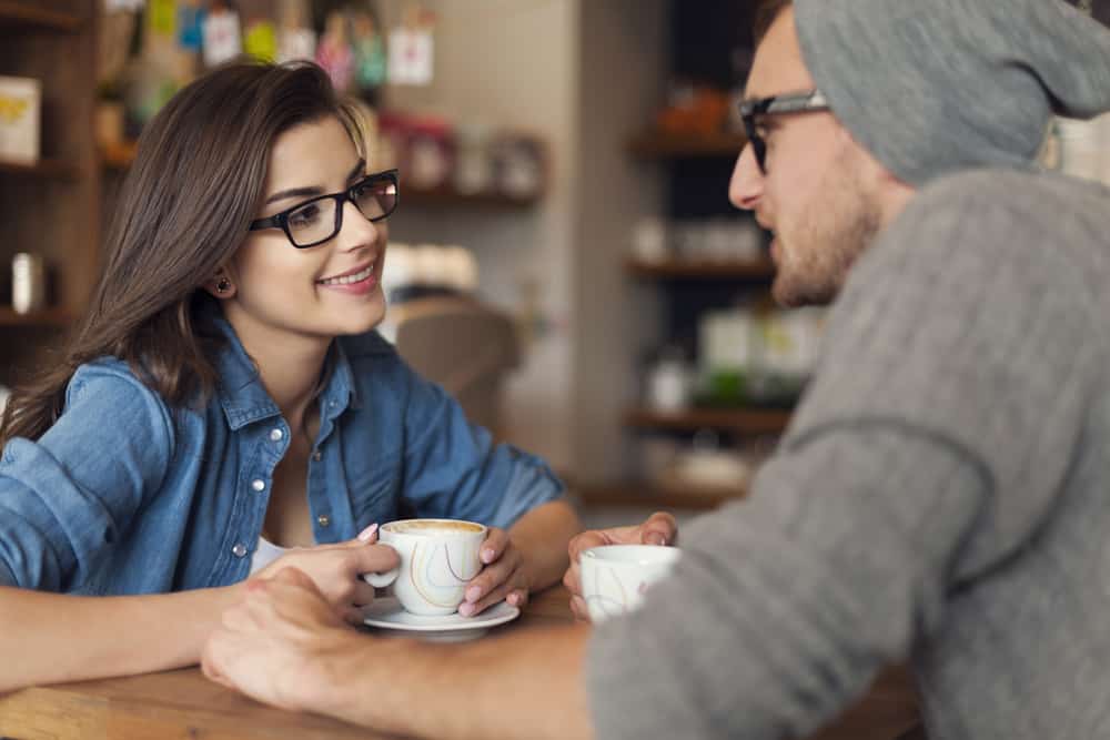 Ein Mann und eine Frau unterhalten sich beim Kaffee