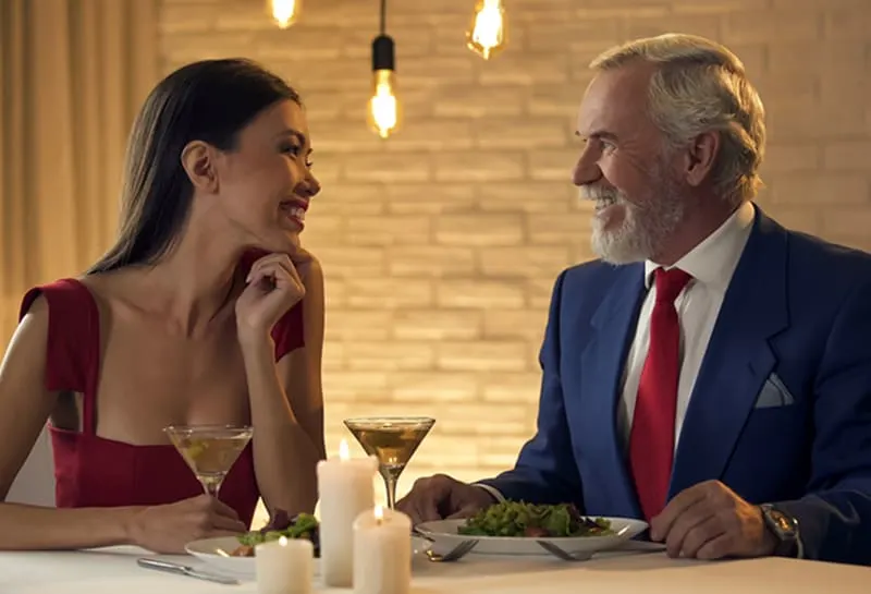 Ein glückliches Paar, das sich während eines Abendessens in einem Restaurant ansieht