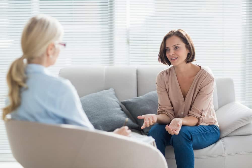 Eine Frau spricht mit einem Psychiater