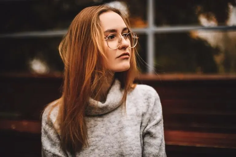 Rothaarige Frau blickt in die Ferne