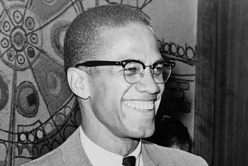 Malcolm X lächelnd zur Seite schauen