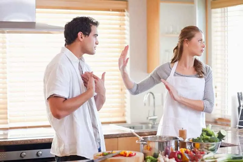 Mann-streiten-mit-Frau-in-der-Küche