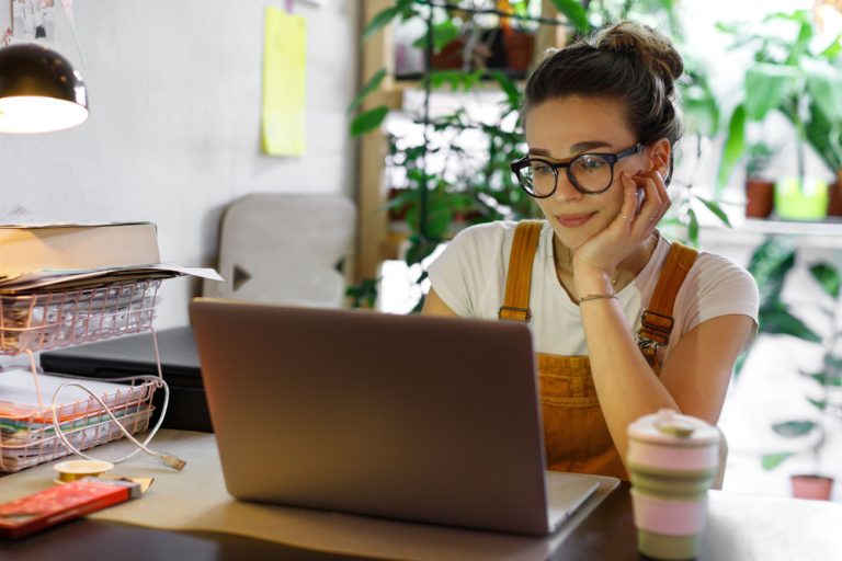Die Frau sitzt am Computer