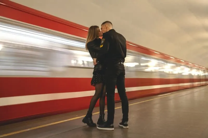 ein liebendes Paar küsst sich in der U-Bahn