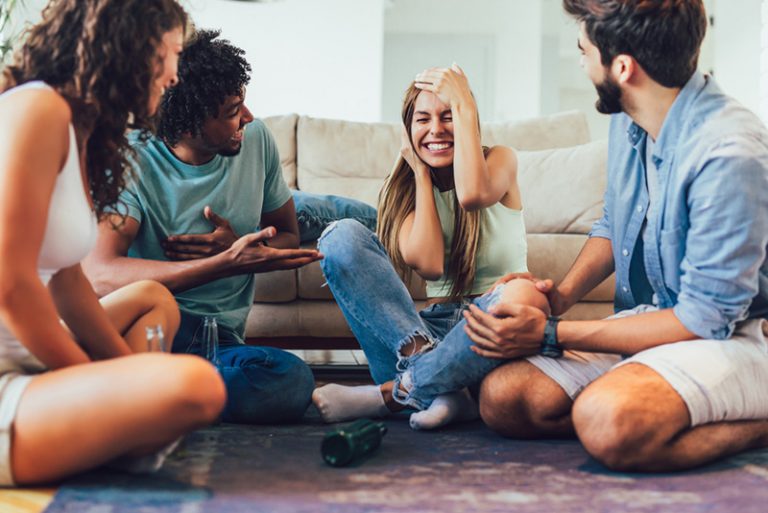 Gruppe von Freunden, die "Wahrheit oder Pflicht" -Spiel spielen und Spaß haben