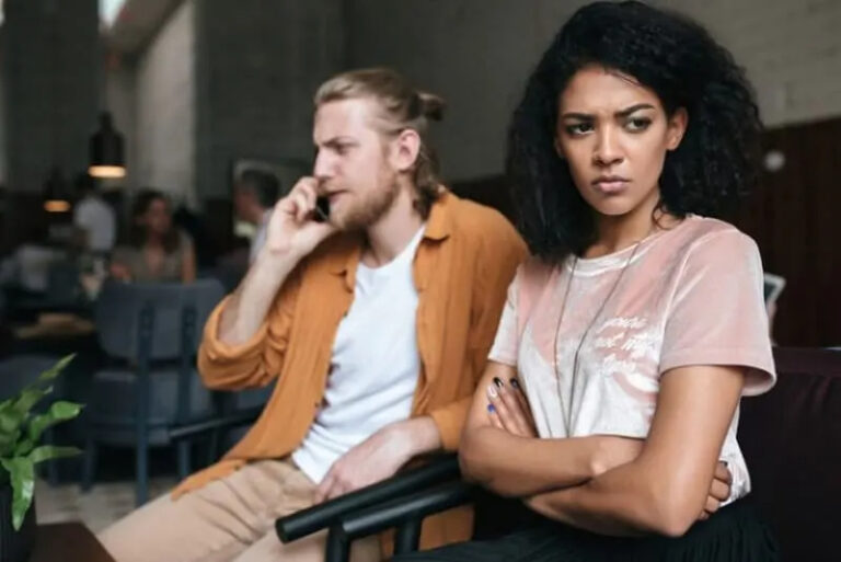 ein wuetendes Maedchen, das von einem Mann ignoriert wird