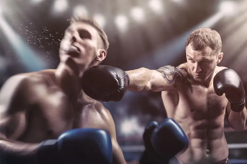 Zwei professionelle Boxer kämpfen im Ring