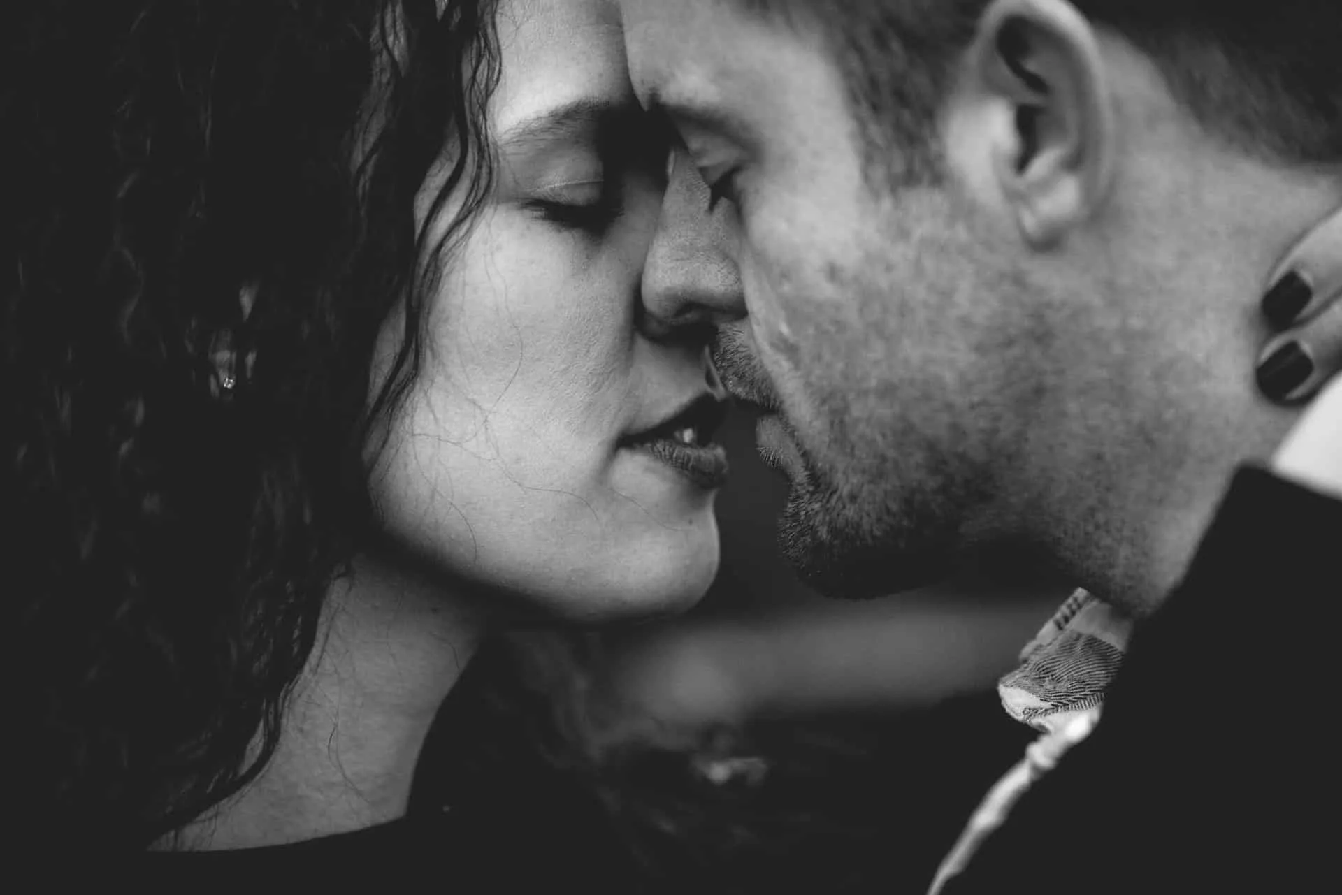 ein Mann und eine Frau küssen sich