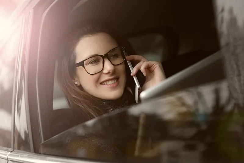 eine Frau, die einen Anruf hat, während sie im Auto sitzt