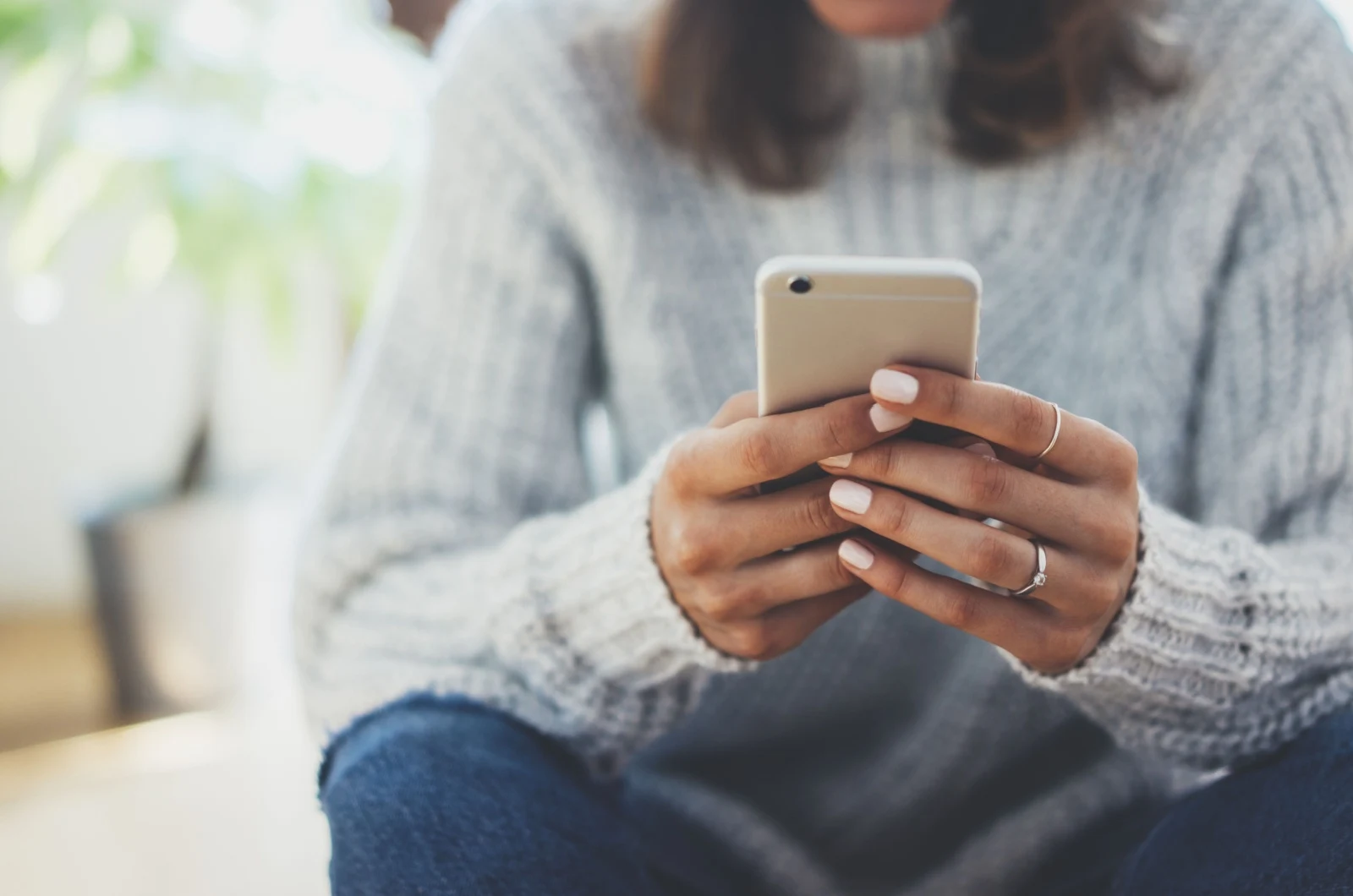 frau haelt handy