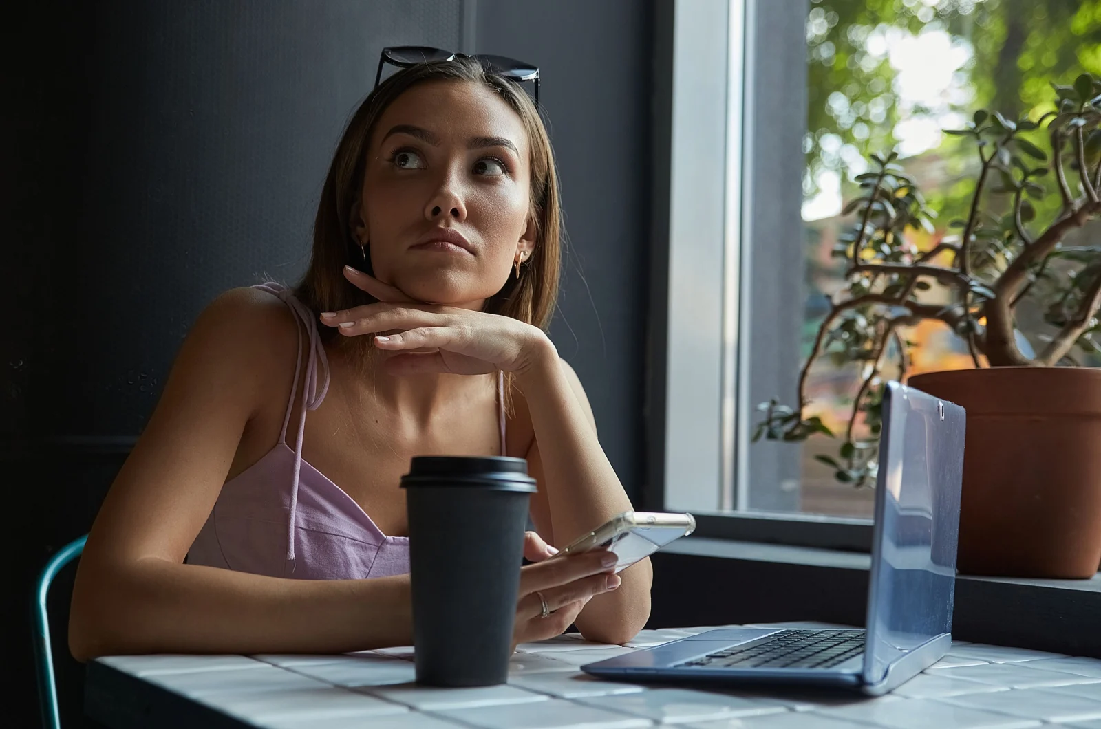 frau im kaffee mit handy